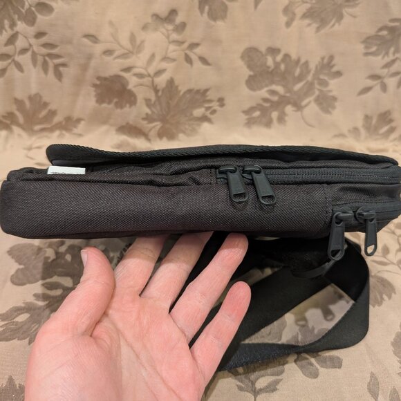 Eddie Bauer Crossbody Connect Tech Travel Day Bag, Gently Used! EUC - Picture 5 of 12